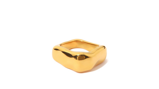 Bague forme carrée.